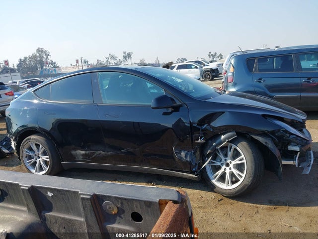 Tesla Model Y 2024 7SAYGDED3RF050698 Image 13