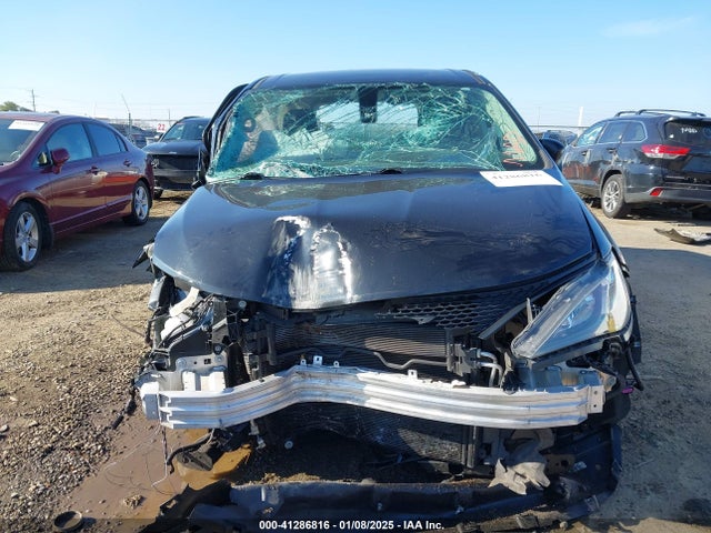 2C4RC1CG3NR153028 Chrysler Voyager Lx