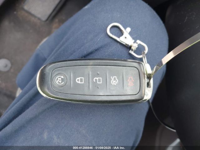 1FMCU9J95HUA19100 Ford Escape Titanium