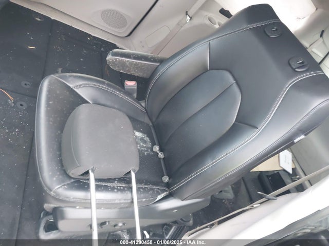 2C4RC1CG4NR180545 Chrysler Voyager Lx