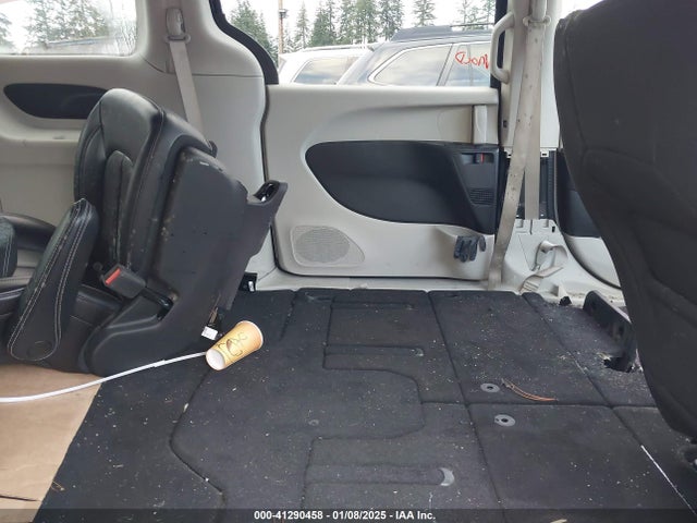2C4RC1CG4NR180545 Chrysler Voyager Lx