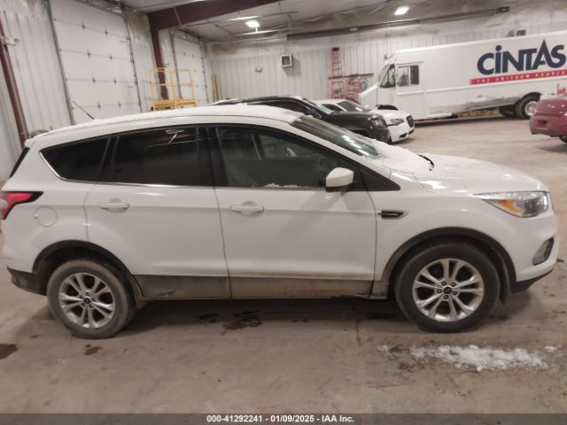 1FMCU0GDXHUC94422 Ford ESCAPE SE