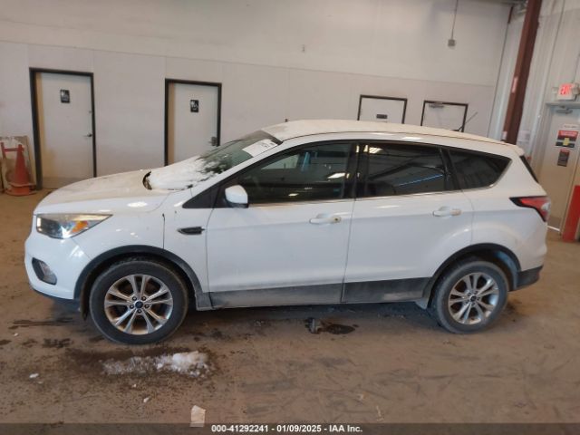 1FMCU0GDXHUC94422 Ford ESCAPE SE