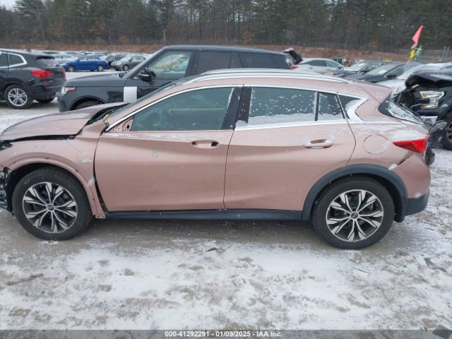 SJKCH5CR7JA055695 Infiniti Qx30 Premium