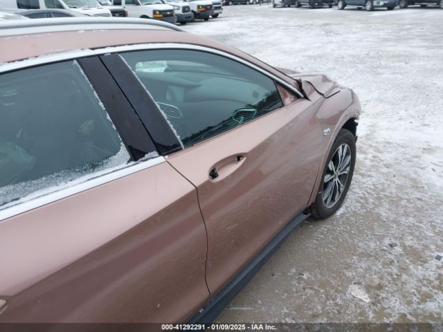 SJKCH5CR7JA055695 Infiniti Qx30 Premium