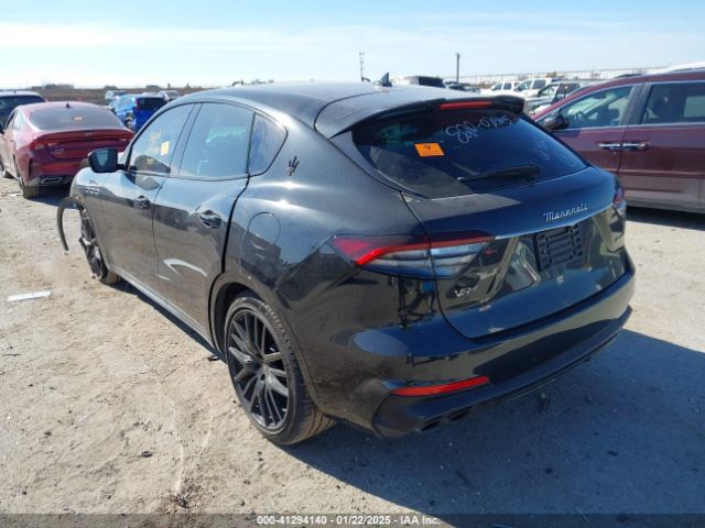 2022 MASERATI LEVANTE ZN661ZUM0NX400467 Photo 2