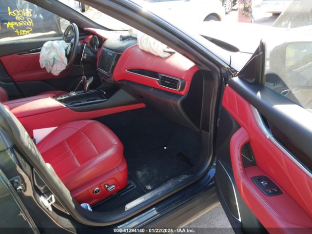 2022 MASERATI LEVANTE ZN661ZUM0NX400467 Photo 4