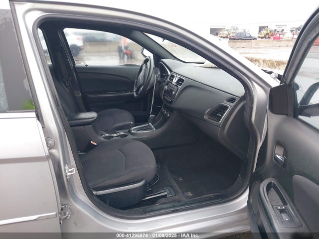 Chrysler 200 LX 2014 1C3CCBAB4EN238075 Image 5