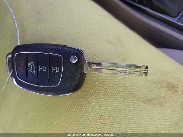 KM8J33A45HU420349 Hyundai TUCSON SE