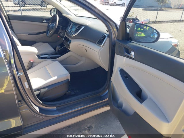 KM8J33A45HU420349 Hyundai TUCSON SE