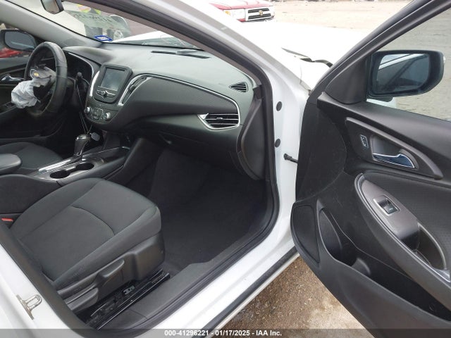1G1ZE5STXHF120922 Chevrolet MALIBU 1LT