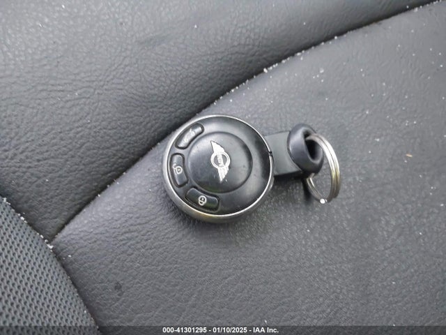 2010 MINI COOPER S WMWMF7C56ATZ71579 Photo 10