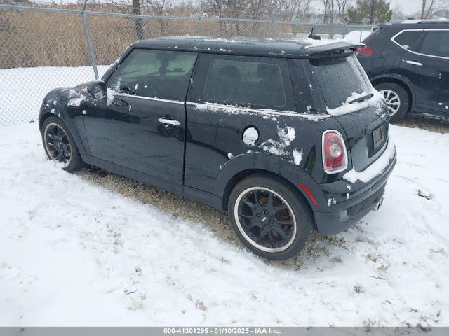 2010 MINI COOPER S WMWMF7C56ATZ71579 Photo 2