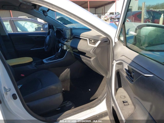 2T3H1RFV0KW055781 Toyota RAV4 LE