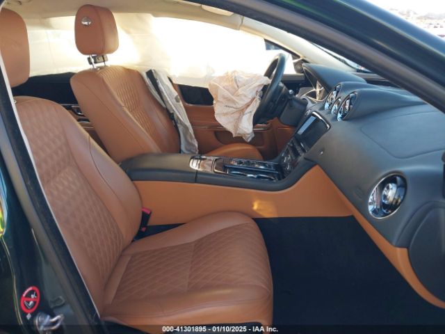 2019 JAGUAR XJ SAJWA2G70K8W18172 Photo 4