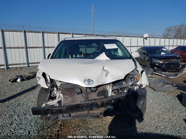 5TDYK3DC9GS754220 Toyota Sienna Xle Premium 8 Passenger