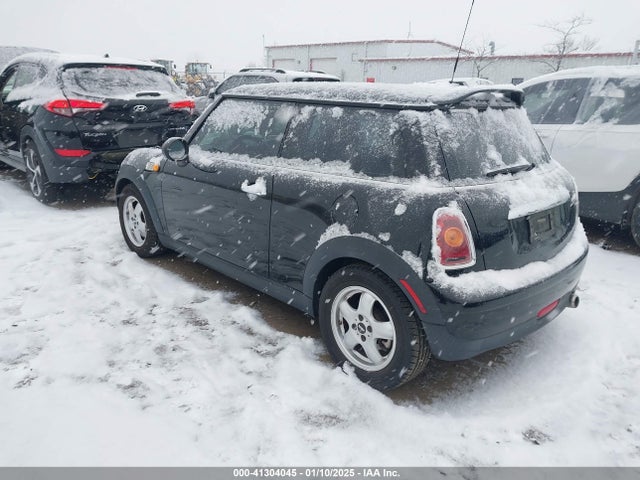 2010 MINI COOPER WMWMF3C53ATZ26043 Photo 2