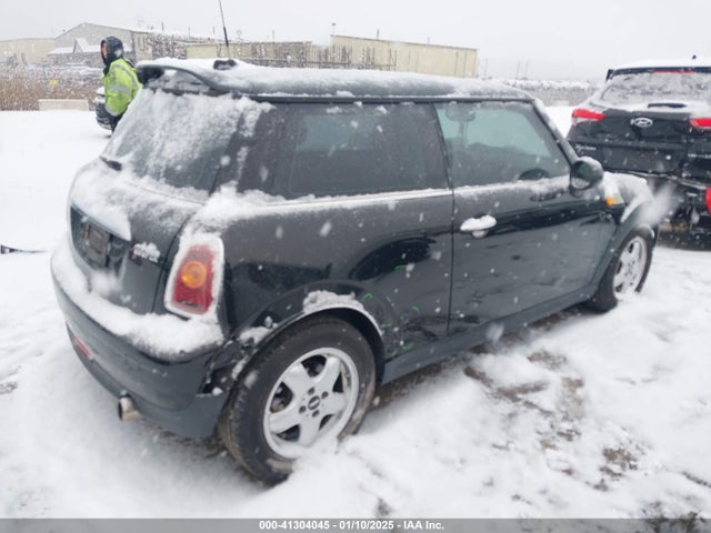 2010 MINI COOPER WMWMF3C53ATZ26043 Photo 3