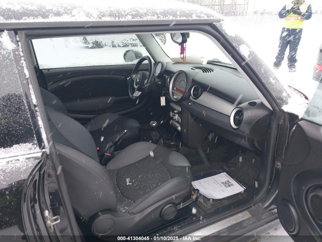 2010 MINI COOPER WMWMF3C53ATZ26043 Photo 4