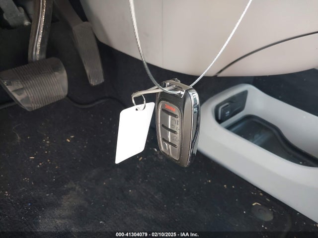 2C4RC1CG8NR215782 Chrysler Voyager Lx