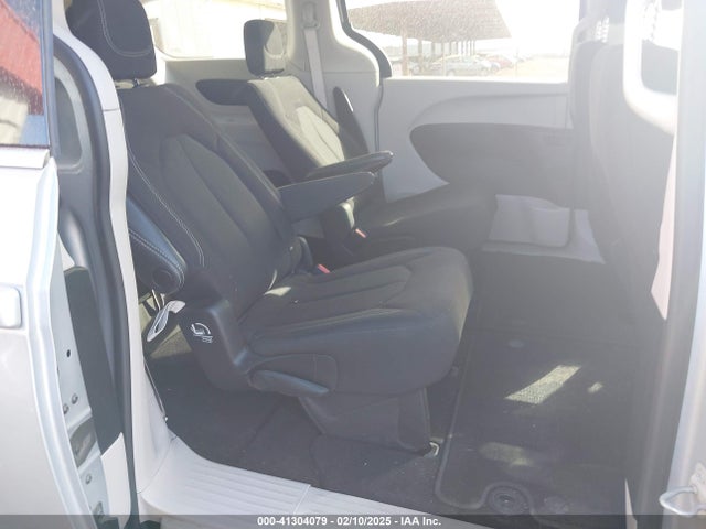 2C4RC1CG8NR215782 Chrysler Voyager Lx