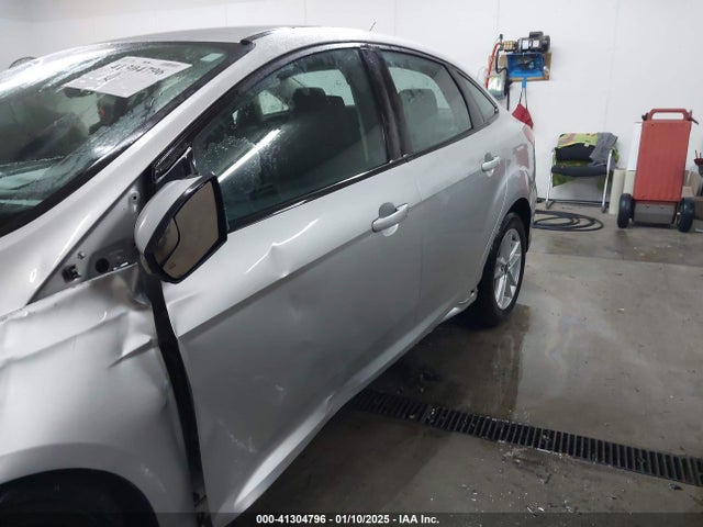 Ford FOCUS SE 2018 1FADP3F23JL309989 Image 19