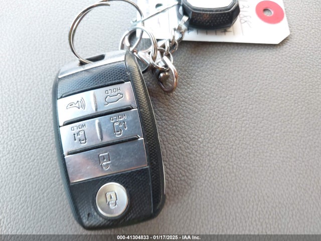 KIA SEDONA LX 2017 KNDMB5C15H6330917 Image 11