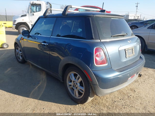 2011 MINI COOPER WMWSU3C51BT251002 Photo 2