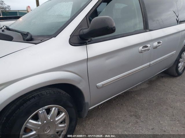 2005 CHRYSLER TOWN & COUNTRY 2C4GP54L35R263284 Photo 5