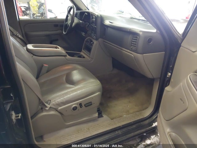 2004 CHEVROLET SUBURBAN 3GNFK16TX4G287786 Photo 4