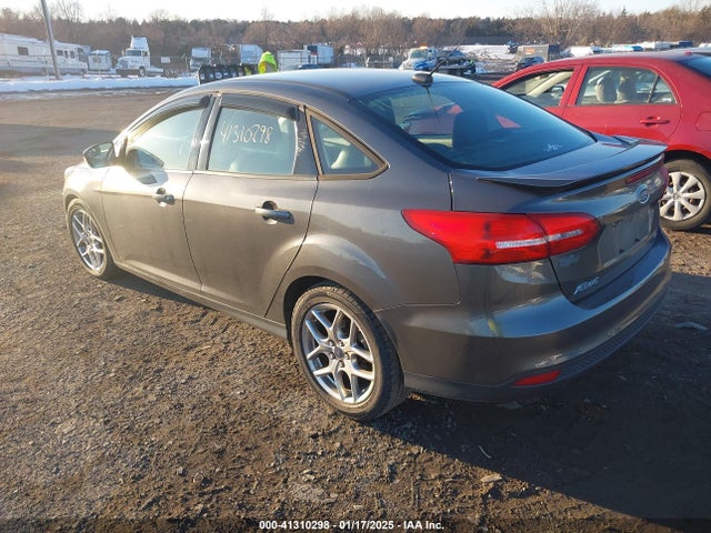 Ford Focus 2015 1FADP3F2XFL319328 Image 3
