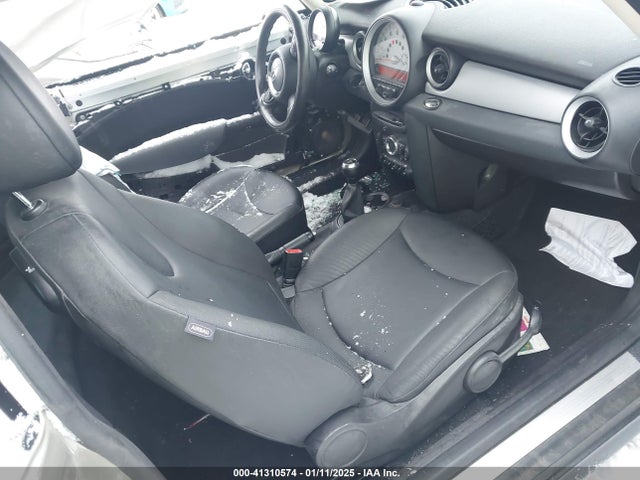 2011 MINI COOPER CLUBMAN WMWZF3C51BTX82001 Photo 4