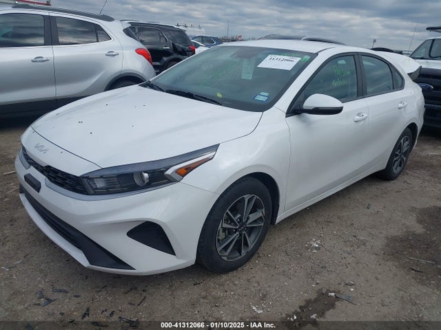 KIA Forte Lxs 2023 3KPF24AD8PE637765 Image 2