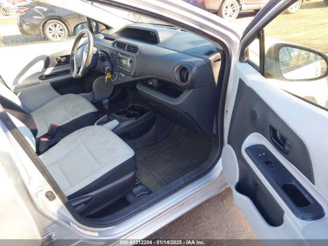 JTDKDTB38E1564048 Toyota Prius C One