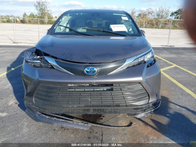5TDKRKEC1RS212929 Toyota SIENNA LE