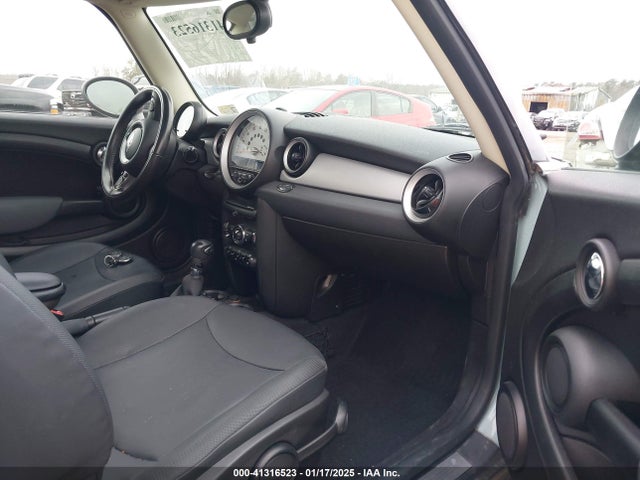 2011 MINI COOPER CLUBMAN WMWZF3C51BT187925 Photo 4