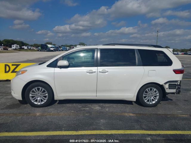 5TDYZ3DC4HS823084 Toyota Sienna Xle 8 Passenger