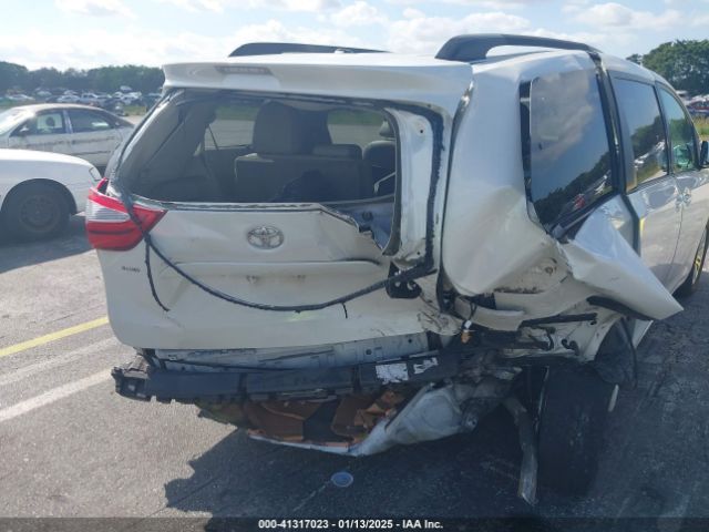 5TDYZ3DC4HS823084 Toyota Sienna Xle 8 Passenger