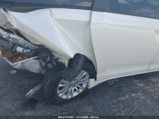5TDYZ3DC4HS823084 Toyota Sienna Xle 8 Passenger