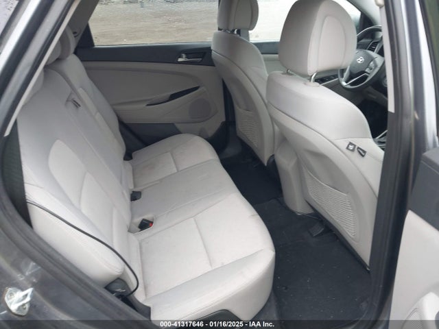 KM8J3CA49HU592142 Hyundai TUCSON SE