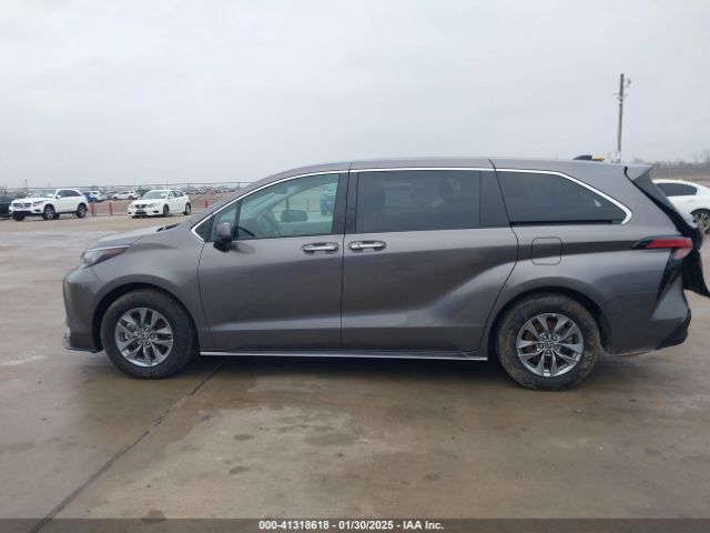 5TDYRKEC5NS109260 Toyota SIENNA XLE