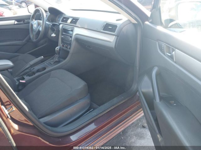 1VWAT7A3XEC033944 Volkswagen Passat 1.8t S