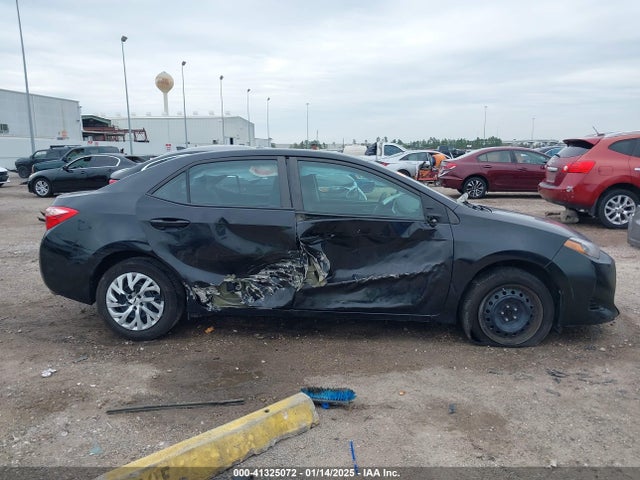 Toyota COROLLA LE 2018 5YFBURHE8JP850502 Image 13