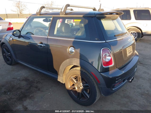 2011 MINI COOPER S WMWSV3C5XBTY23813 Photo 2