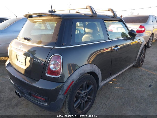 2011 MINI COOPER S WMWSV3C5XBTY23813 Photo 3