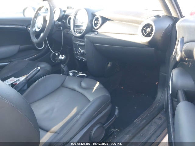2011 MINI COOPER S WMWSV3C5XBTY23813 Photo 4