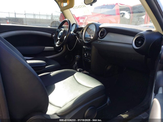 2011 MINI COOPER CLUBMAN WMWZF3C5XBT187633 Photo 4