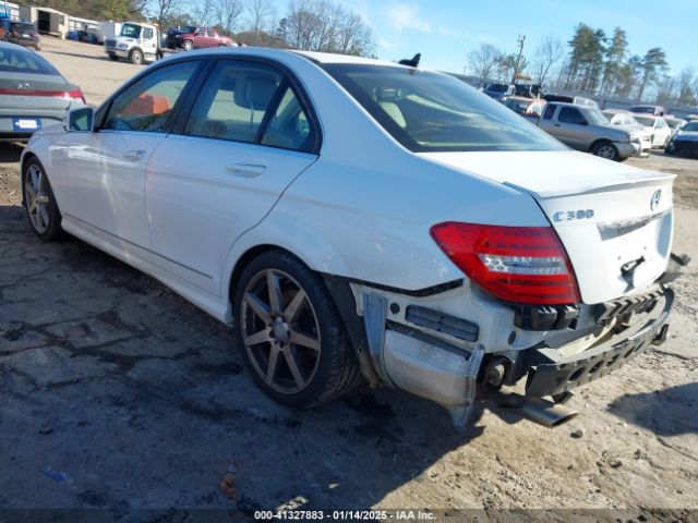 2013 MERCEDES-BENZ C-CLASS WDDGF8AB1DR270633 Photo 2