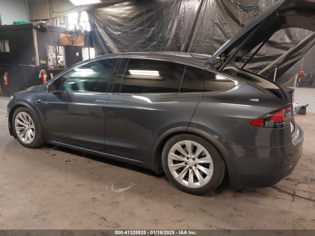 2018 TESLA MODEL X 5YJXCBE20JF138216 Photo 2