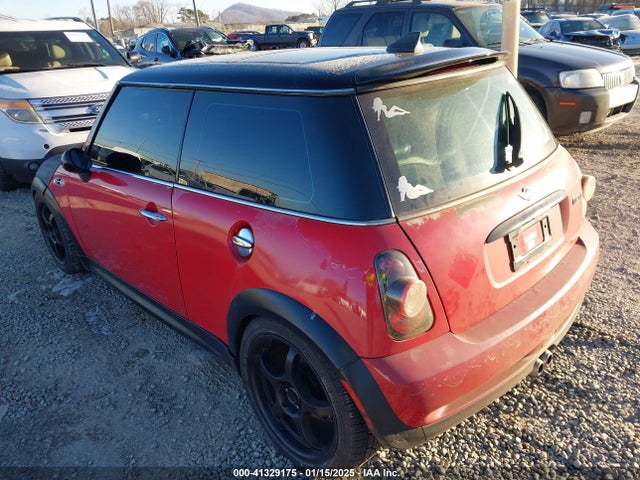 2006 MINI COOPER S WMWRE33556TL22929 Photo 2
